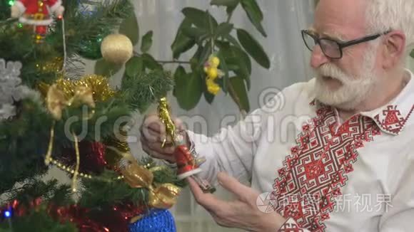 有魅力的老人拿着圣诞树玩具视频