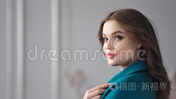 中等特写镜头俏皮美女看镜头视频