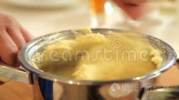 用不锈钢平底锅捣碎土豆视频