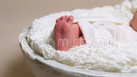 刚出生的婴儿在白色毯子里赤脚视频