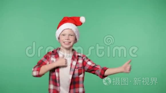 戴着圣诞帽的可爱小男孩视频