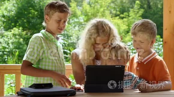 儿童和母亲视频聊天与平板电脑视频