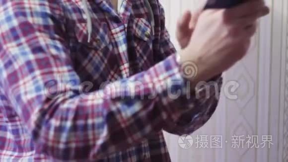 男子网上银行使用智能手机在线购物与信用卡家庭生活方式