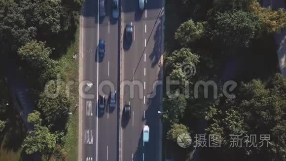 公园内汽车道路的高空俯视图视频