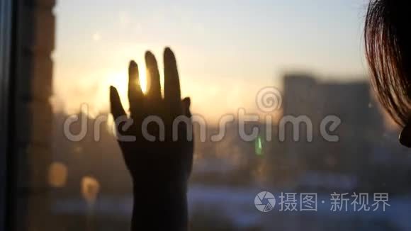 一个年轻女孩的手牵着玻璃，试图触摸城市的衰落，`阳光，4k，3840x2160