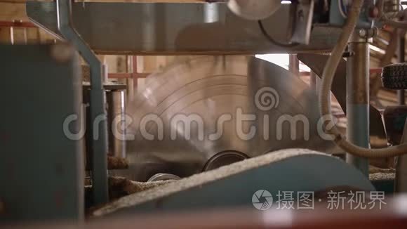 木工机器上的旋转工业大圆形锯视频