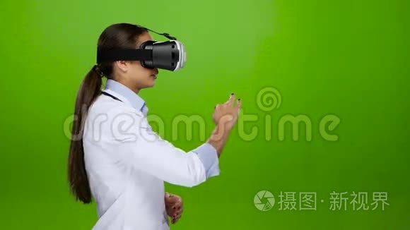 女医生用虚拟现实眼镜浏览文件视频