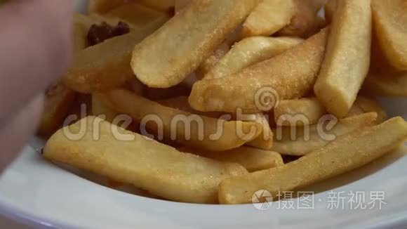 炸薯条上的牛肉末和豆酱视频