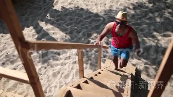 在海滩树屋上爬梯子的人视频