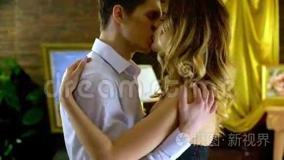 相爱的夫妻在浪漫的室内接吻。 4k.短视频