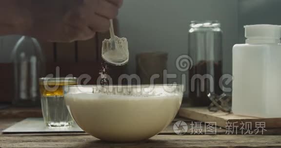 面团在透明碗中混合配料的过程视频