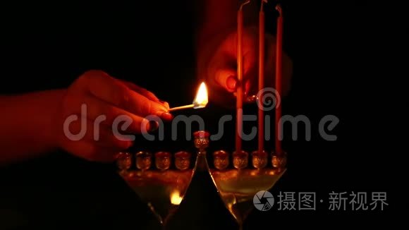 一个女人用自己的手在烛台上放蜡烛。 静态摄像机。