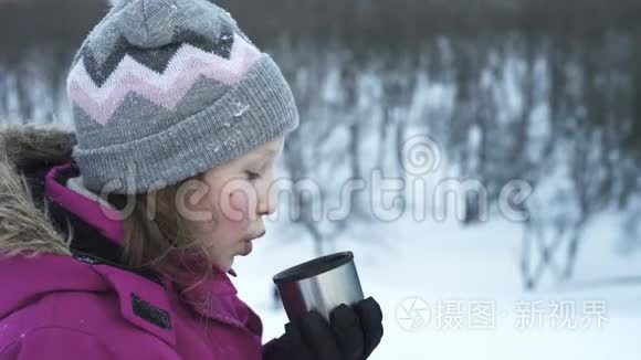 冬天在户外喝热饮料的小女孩视频