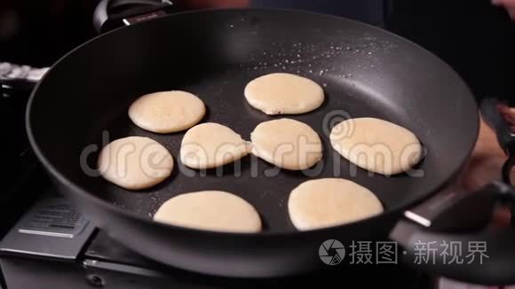 做美味的煎饼视频