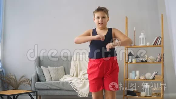胖男孩在大厅里做运动视频