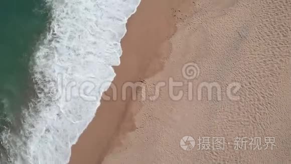 地中海沙滩上海浪的高空俯视图视频