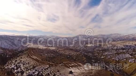 飞机飞越土耳其美丽的雪山。 4k.
