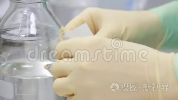化验员用透明液体贴在瓶子上视频