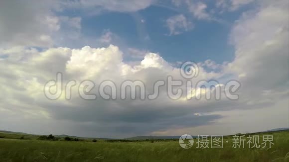 匈牙利草地上巨大的风暴云视频