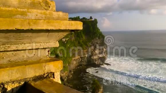 在印度尼西亚巴厘岛的乌卢瓦图神庙，普拉卢胡尔·乌卢瓦图观赏大海浪