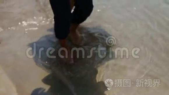 新娘赤脚在海上奔跑视频