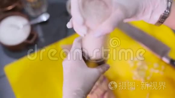 厨师戴手套调味肉视频