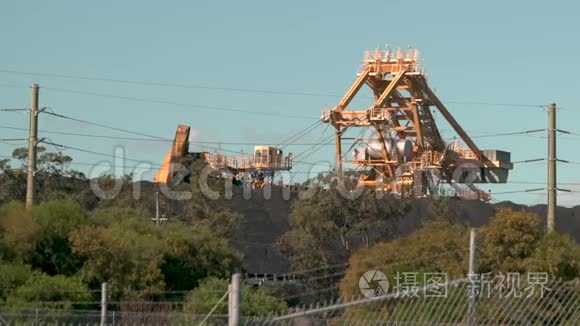 从储集场装载煤炭的煤仓机视频