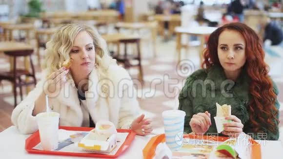 两个女人在快餐店吃垃圾食品视频