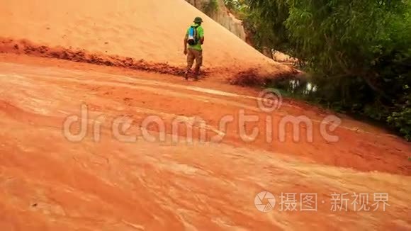 沿仙人流沙河沿岸的旅游漫步视频