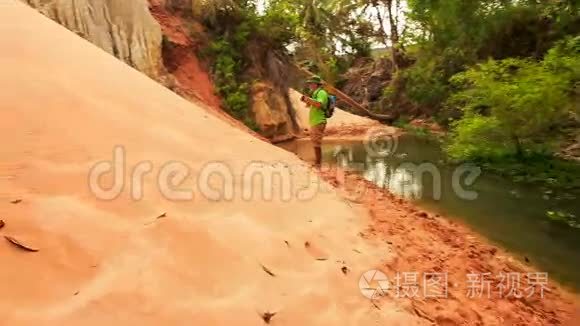 沿仙人流沙河沿岸的旅游漫步视频