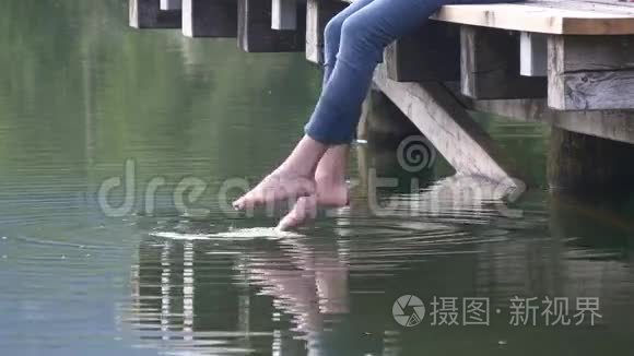 赤脚的女人碰水视频