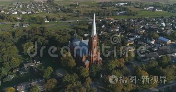 空中飞行。 顺利的兴趣点无人机射击圣约翰教堂的拉米加拉在立陶宛。 初秋的城市全景。 4k