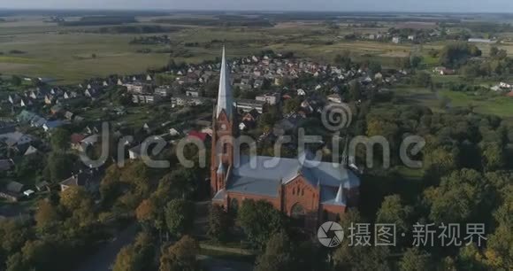 空中飞行。 顺利的兴趣点射击圣约翰教堂的拉米加拉在立陶宛。 初秋的城市全景。 4k