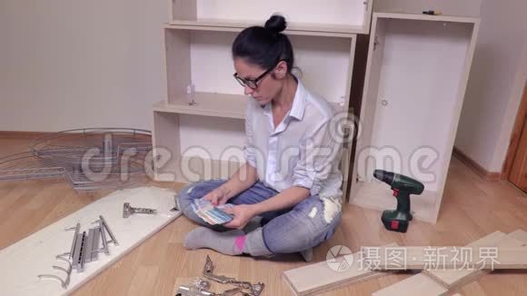 有钱的女人靠近家具细节视频