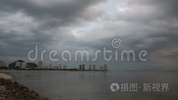 低潮时海湾边缘的城市景观视频