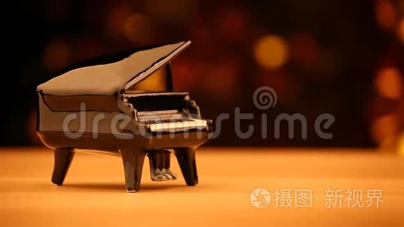 黑色钢琴木桌金色薄纱反光视频