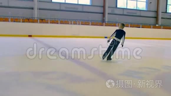 年轻的花样滑冰运动员表演跳跃视频