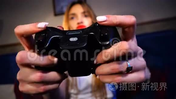 女孩拿着游戏操纵杆点击按钮视频