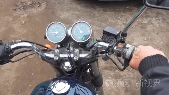 摩托车手转动油门杆视频