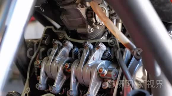 摩托车发动机中的阀门和阀门机构。 凸轮轴摩托车发动机。
