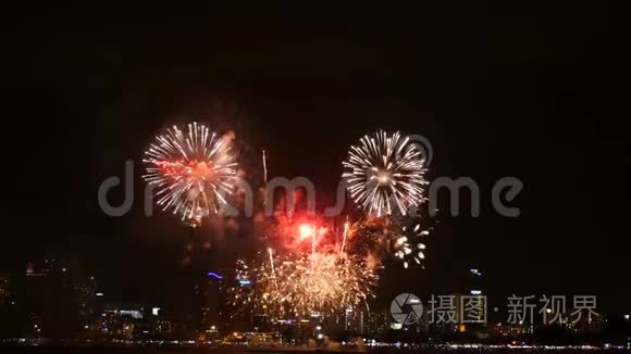 4K镜头，真实的烟花节在天空中，以庆祝在夜间，城市的景色和船漂浮