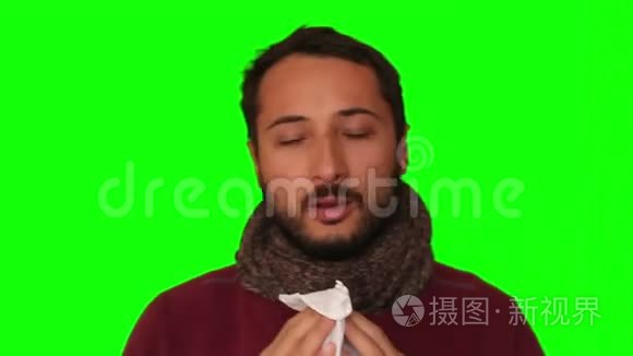 感冒的人在纸巾上打喷嚏视频
