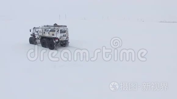 大卡车驶过俄罗斯空雪区视频