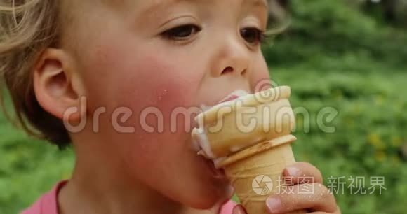 可爱的幼儿男孩吃冰淇淋视频