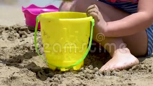 一个女孩在沙滩上建造城堡视频