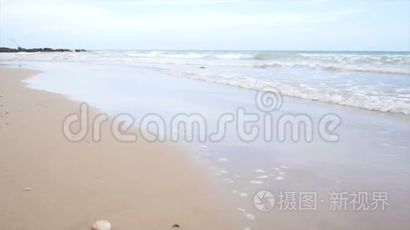 慢动作海浪海岸到海滩与石头视频