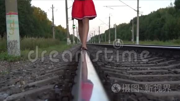 少女赤脚在铁路上行走视频