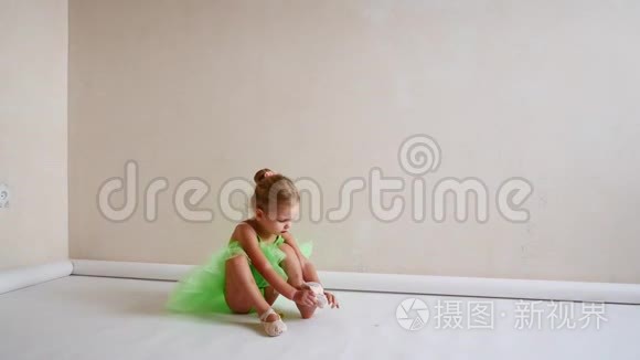 一个小孩在地板上穿鞋子视频