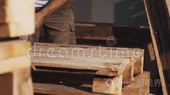 木工用角磨机打磨木板结构视频