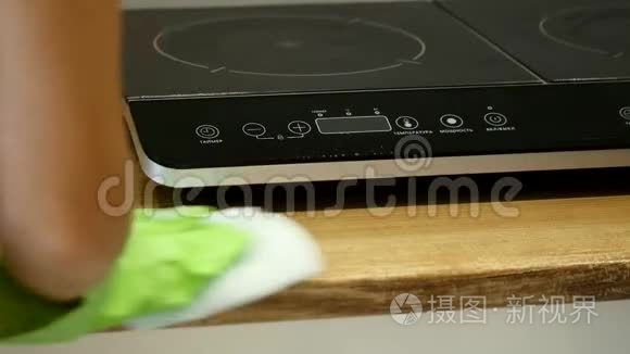 女人用绿色手套打扫厨房视频